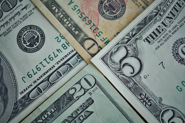 Dollar Edges Lower, But Remains Near Highs On Iflation Concerns